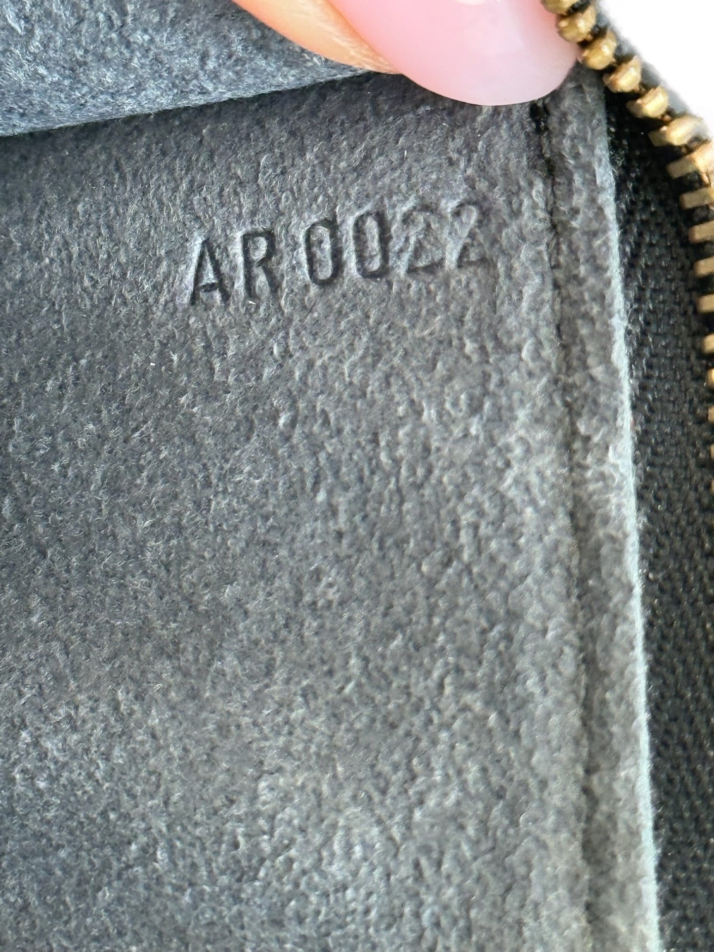 Louis Vuitton Vintage 2002 Noir / Black Epi Leather Pochette Accessoires 24